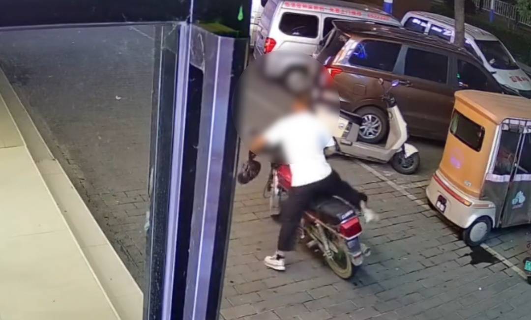 安徽一男子进店买烟，两条烟到手后，转身骑车就跑，老板损失上千元