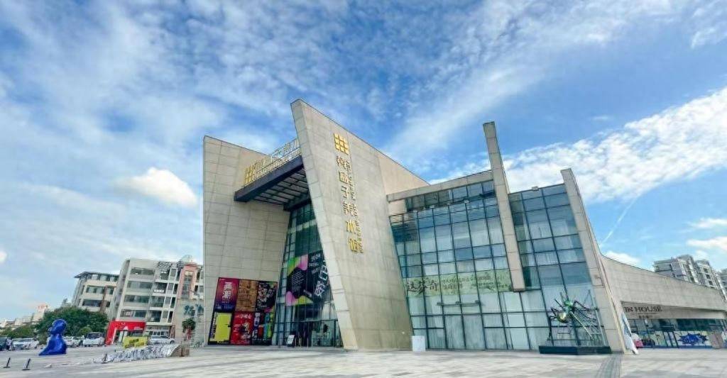 “东方之光”中韩当代艺术交流展在青岛黄盒子美术馆启幕