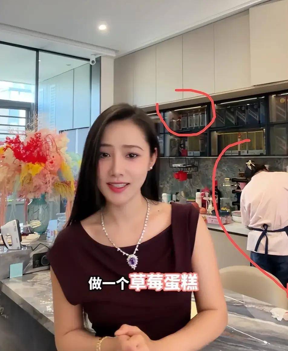 知名网红“表妹李KK“破产!未婚生女后掉粉上百万转行去卖小吃