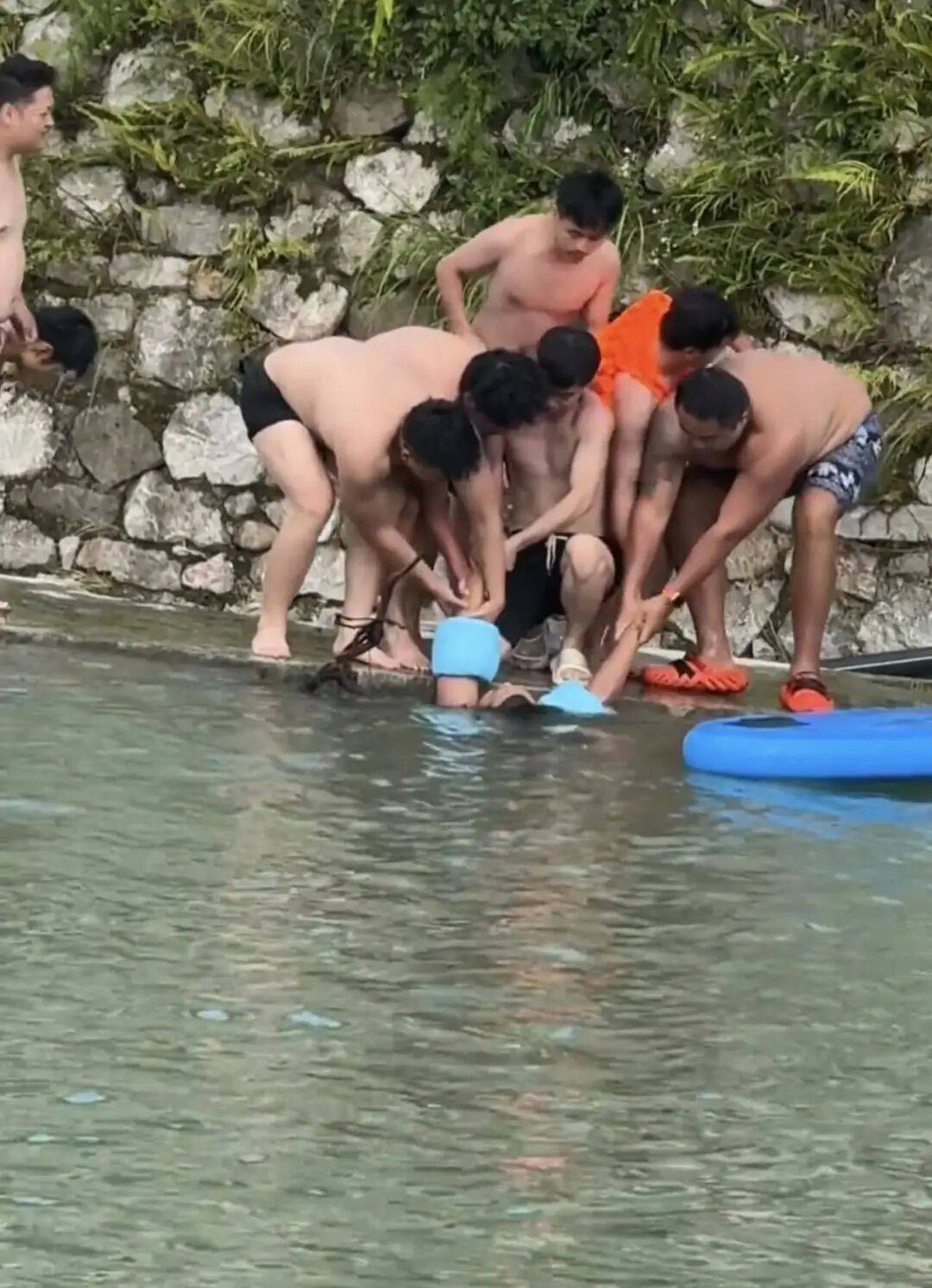 贵州两男子被河中泄洪口吸住，一人被拉起一人被吸进暗道，当地回应：两人都已安全获救