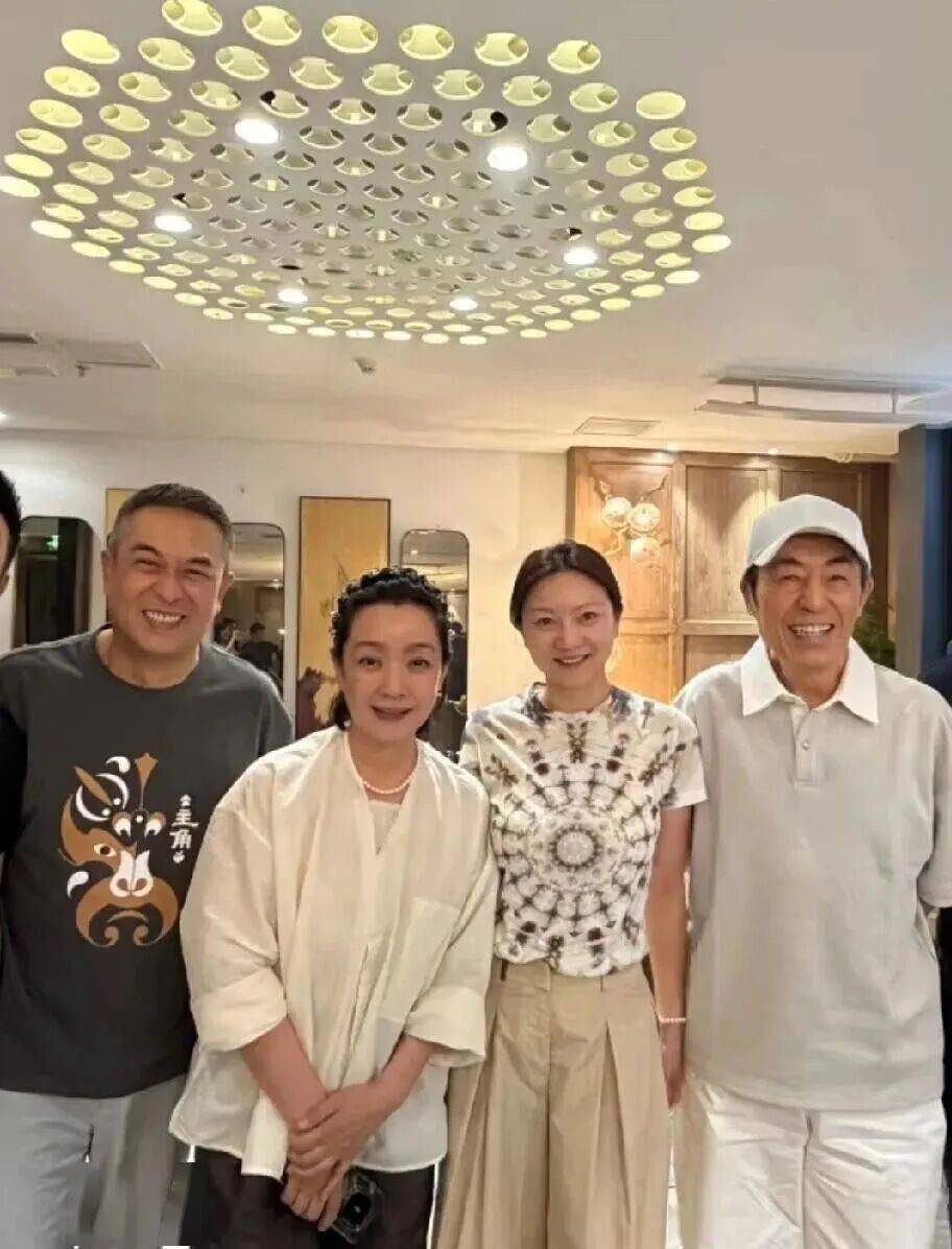 76岁张艺谋和56岁张嘉益带妻子聚会，陈婷脸好小，王海燕大气，同一张餐桌，两种婚姻逻辑