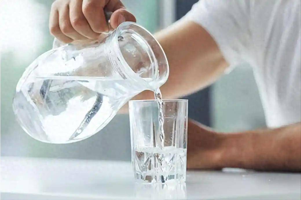 原创            血压高和喝水有关？医生劝告：想要血压稳定，喝水时记住这6点！