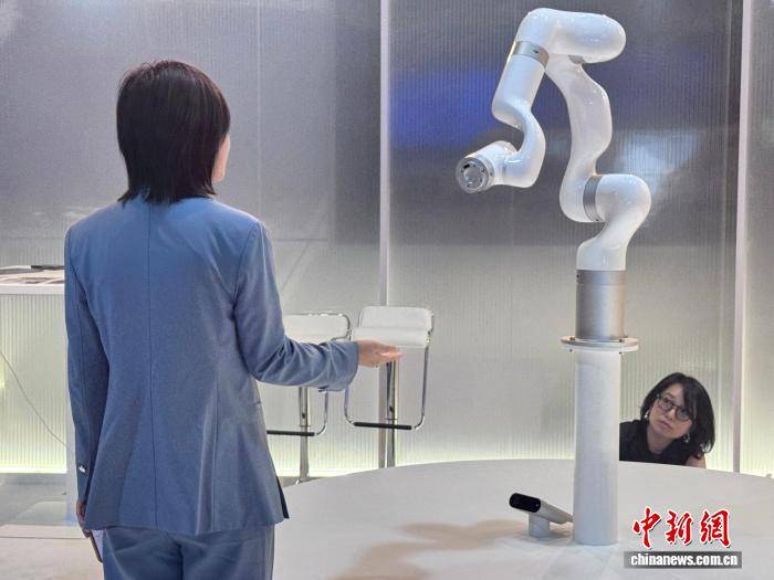 2026夏季达沃斯主题展：科技艺术“搭台”追问人机边界