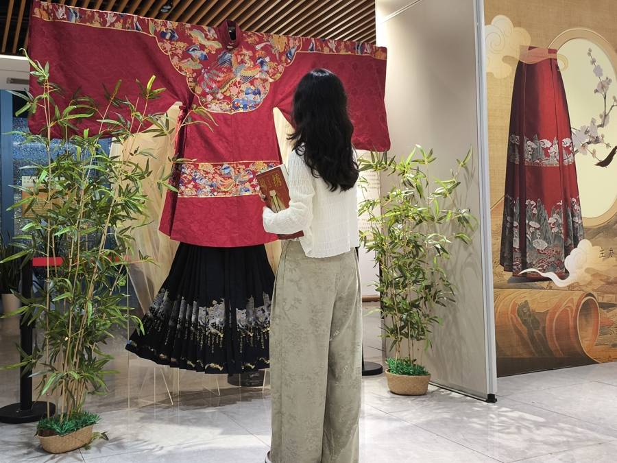 书香与衣韵交织，中国传统马面裙艺术展登陆杨浦图书馆