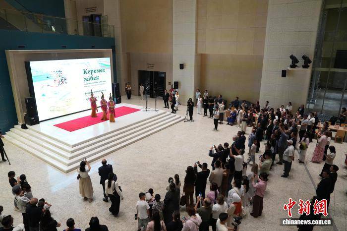 “丝路绮粲：当代中国丝绸艺术国际巡展”亮相阿斯塔纳