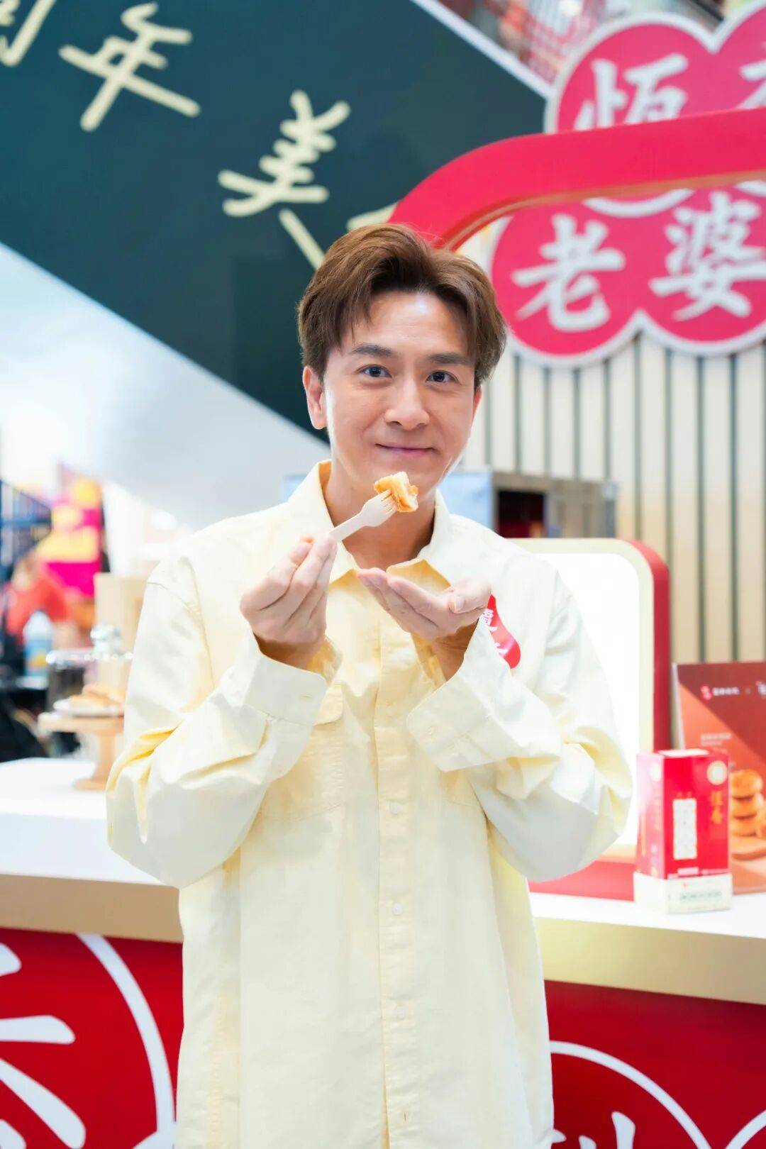 TVB视帝马国明近距离互动太可爱，想握手变掰手腕，网民大赞太亲民封面图