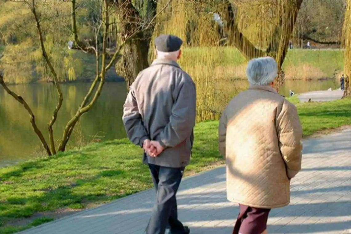 原创            散步5000步错了？医生忠告：过了60岁，散步要尽量做到这4点