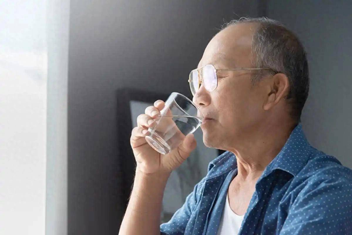 原创            早上空腹喝水，比不吃早饭危害还大？起床后，按顺序做好5件事