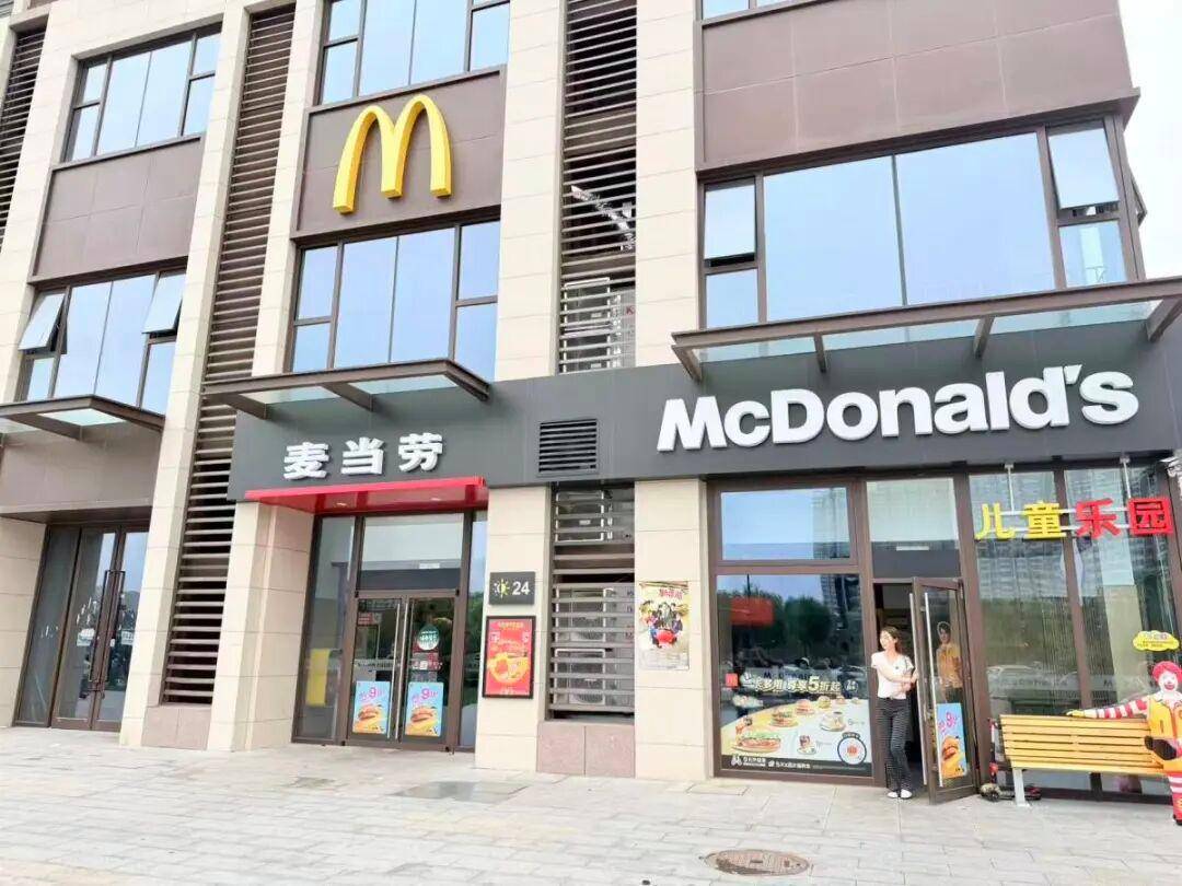 女子称麦当劳店员疑向可乐吐口水 店员否认后称是吹可乐泡沫(图2) 文章配图-1