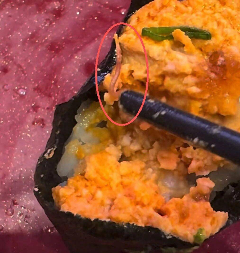 深圳寿司郎门店被曝疑似吃出寄生虫 检测报告拖延半年遭质疑(图1) 文章配图-1