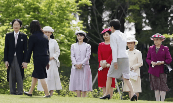高市早苗背刺“女天皇”,代价来了:内阁支持率大跌 -华闻时空
