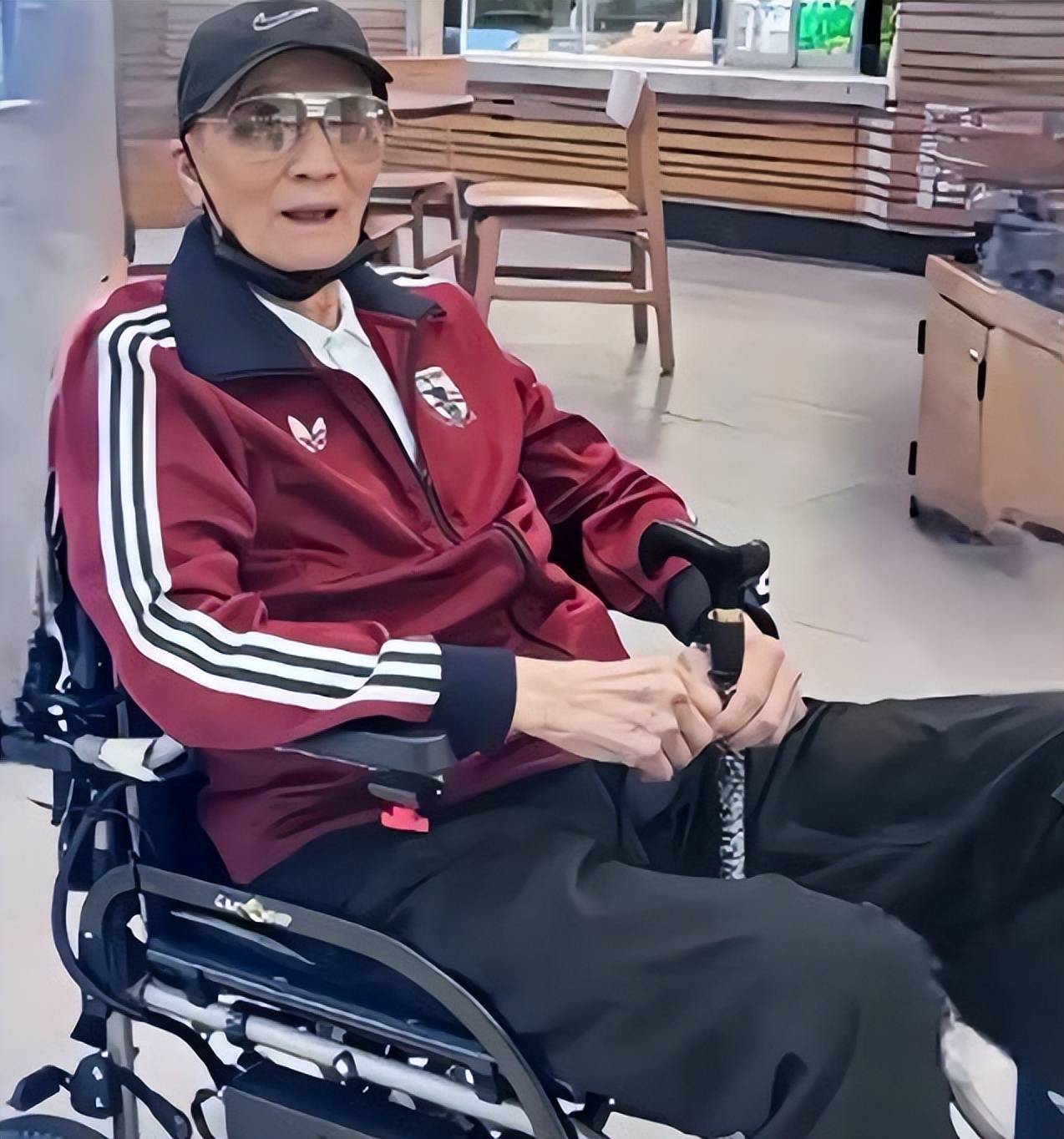 他晚年只是腿脚不便需要轮椅和拐杖精神状态一直很稳定