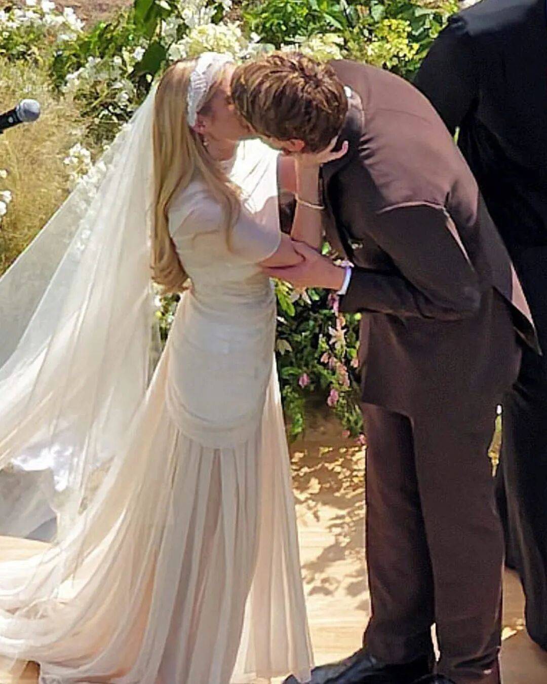恭喜 Emma Roberts，正式结婚！