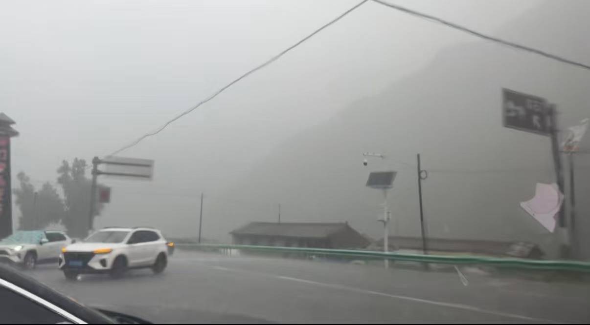 一家三口露营亲历景区山洪：水两分钟涨起来，人从车天窗爬出获救