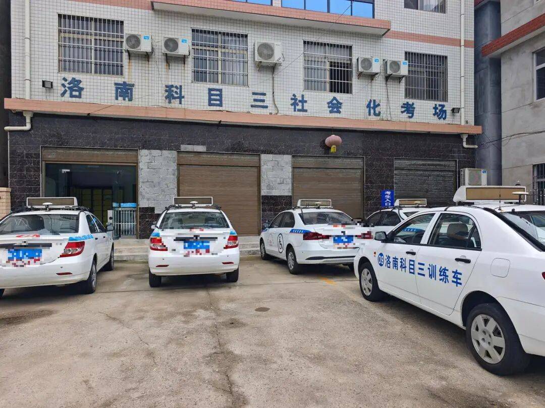 陕西商洛一学员称市政道路考科三，要交500元考场使用费，考场：向车管所备案过；车管所：钱该收，经物价备案；市发改委：没备案，可举报