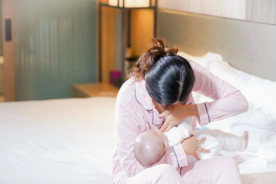 产后几天会有奶水？母乳分泌时间与开奶全攻略