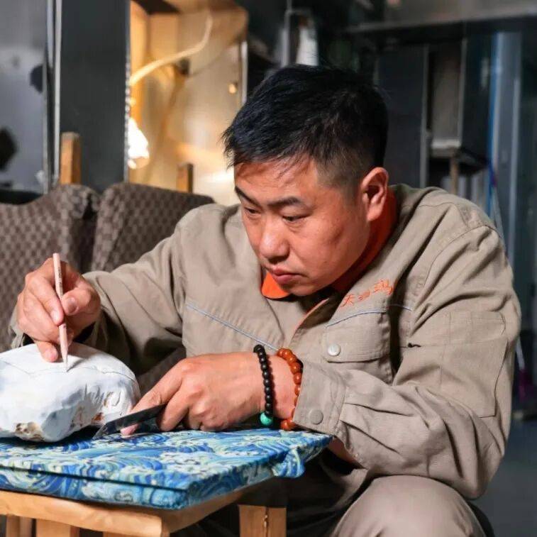 【奋进新征程 建功新时代 最美奋斗者】全国劳动模范于杰：刻刀琢文脉，璞玉承匠心_玛瑙_阜新_雕刻