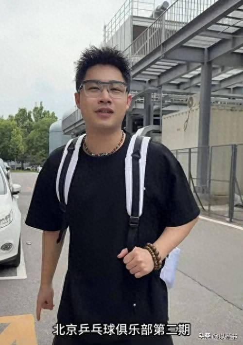 他是王楚钦发小，曾击败男乒世一，今退役两年，重回国家队当陪练