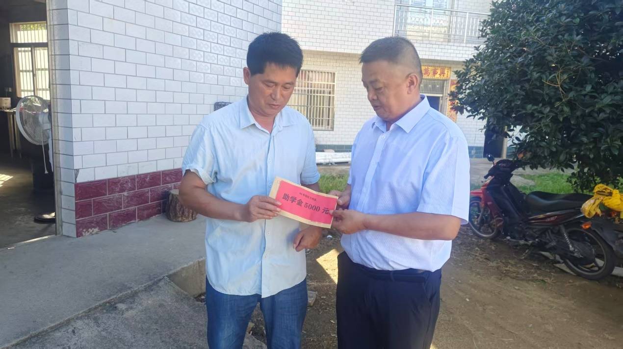 跨越36年，他把5000元助学金送到山里娃 