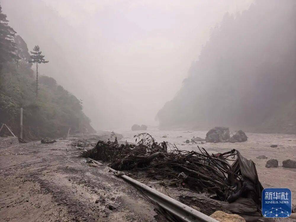 尼泊尔一侧发生泥石流灾害，造成西藏日喀则市吉隆县吉隆口岸重大人员伤亡、失联，目前我方一侧前往吉隆口岸的道路、通信、电力处于中断
