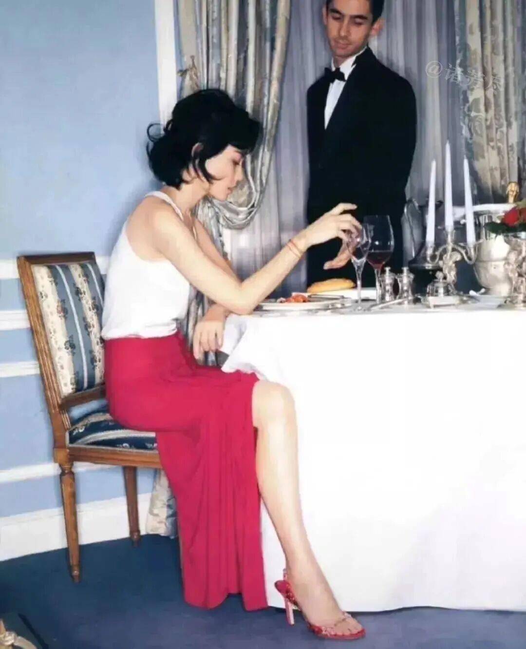1994年，25岁王菲在半岛酒店留下一张照片，气质慵懒，满脸写着"懒得理你"，可那一年在香港的遭遇，至今让人意难平。