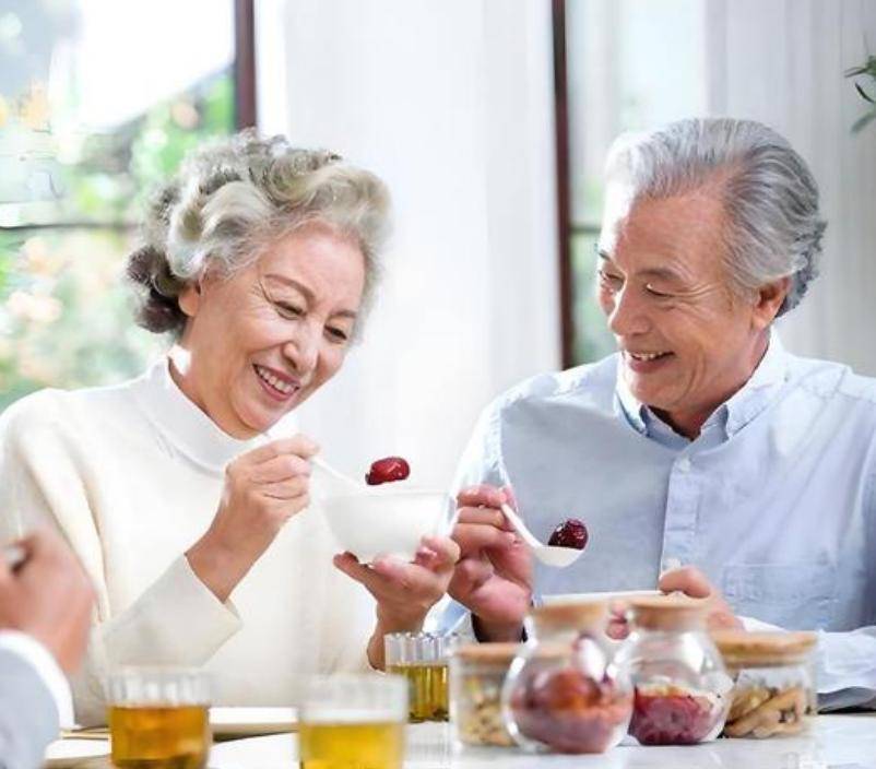 原创            建议中老年人：对自己别太节俭，家中常备2种零食，营养又解馋！
