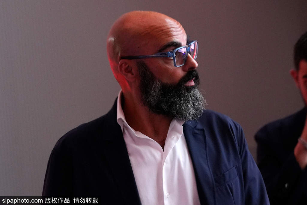 伊劳拉的执教梦想:安菲尔德的欧冠之夜与马竞的对决