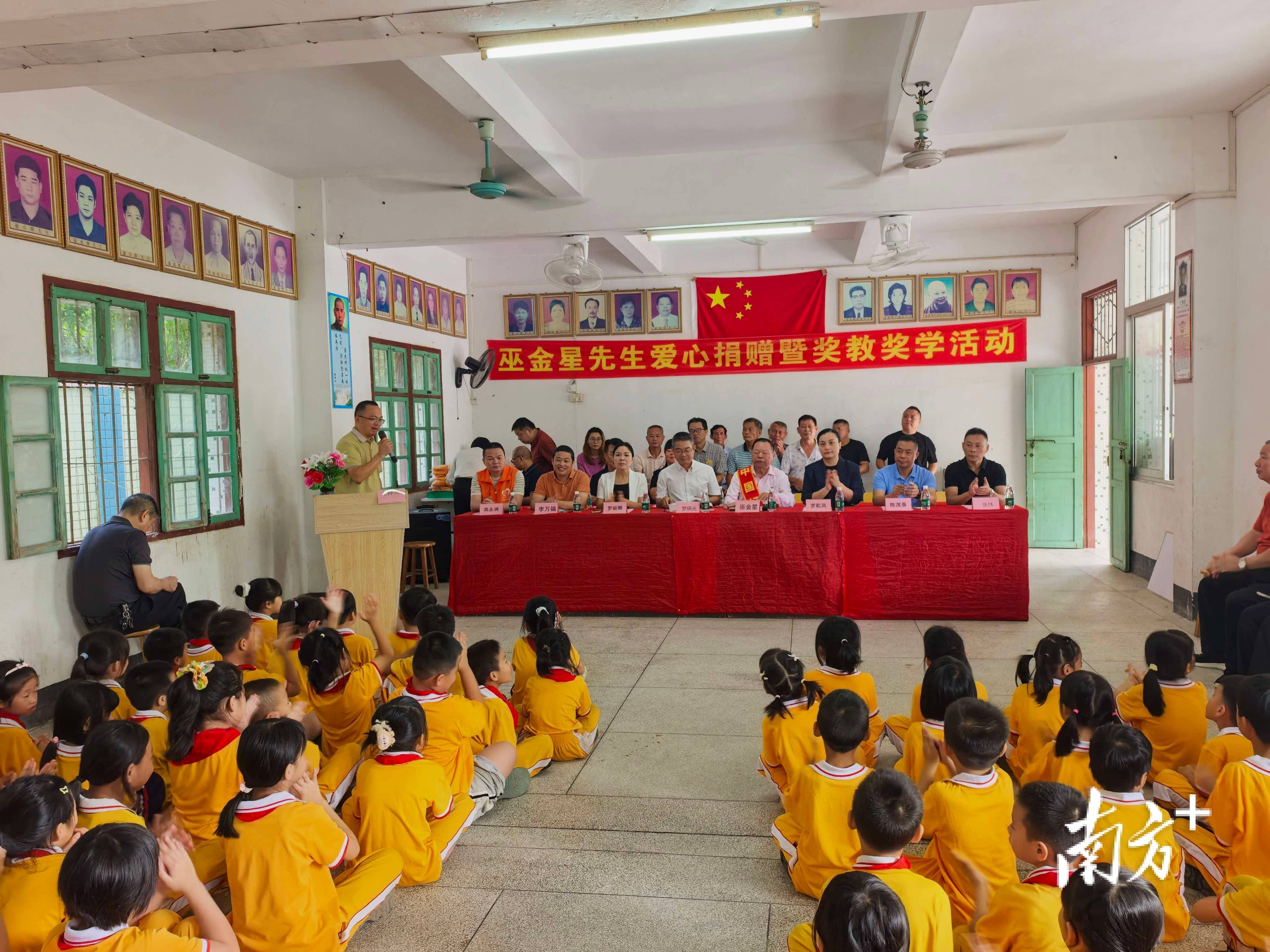 连续29年！中国好人巫金星先生到合山希望小学开展爱心捐赠暨奖教奖学活动并赠书籍
