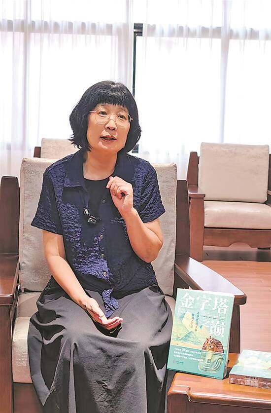 “在金字塔的怀抱中”考古的人
