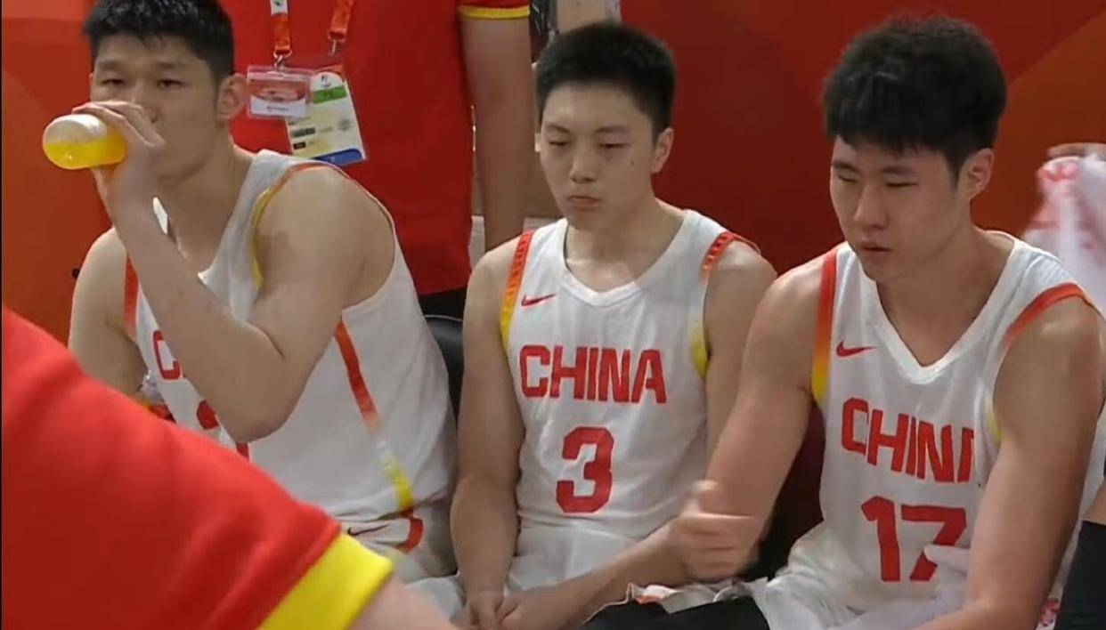 落后9分！双塔三节篮板仅2个，胡明轩21分钟3失误2犯，三节15失误，中国男篮彻底跌落亚洲之巅