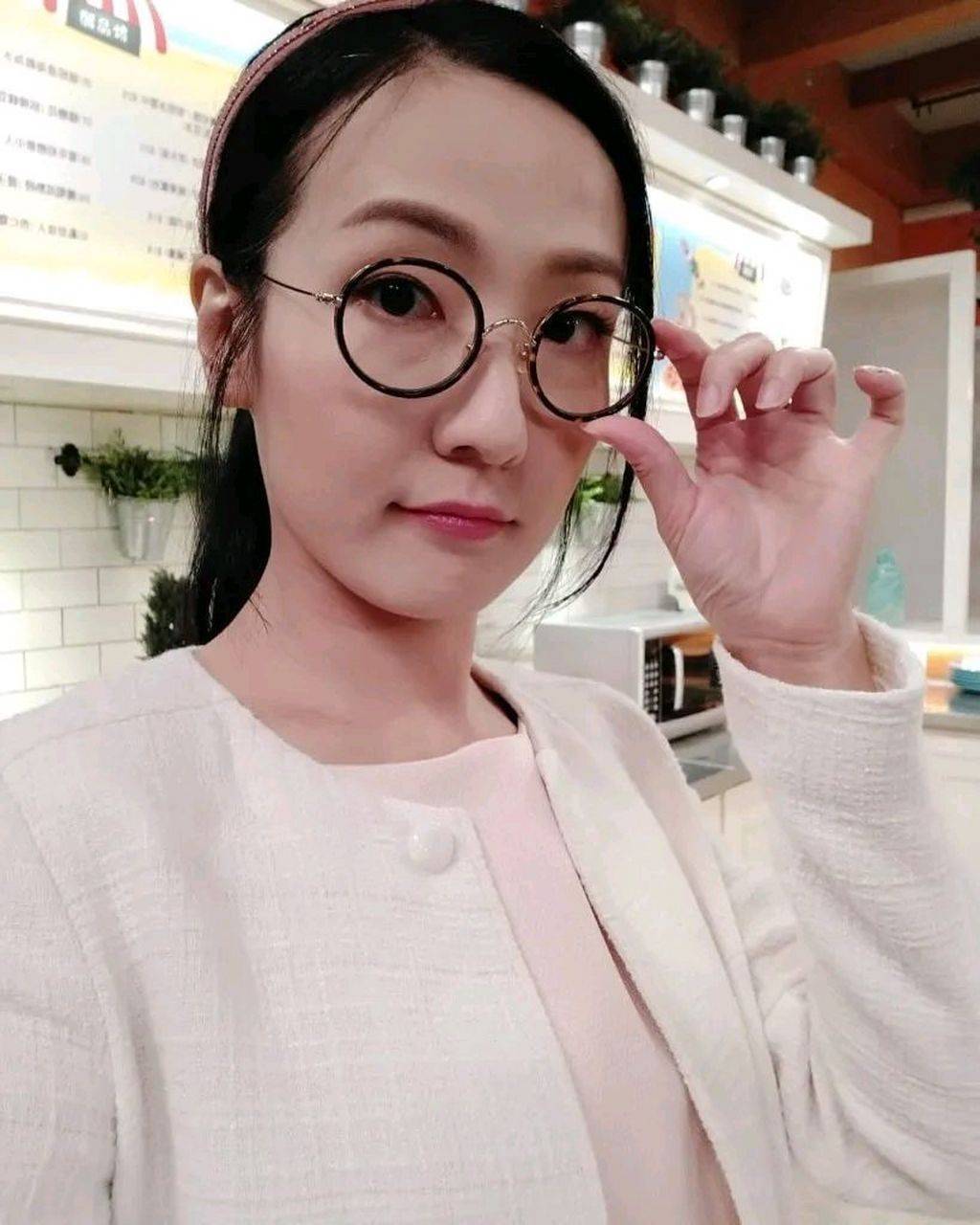 TVB资深绿叶效力23年宣布离巢,演百部剧仍难出头,曾在街头摆摊 TVB资深绿叶效力23年宣布离巢,演百部剧仍难出头,曾在街头摆摊
