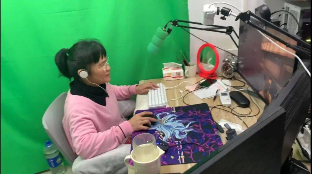 60岁母亲成为电竞“老奶”，是观察代际关系的一个样本