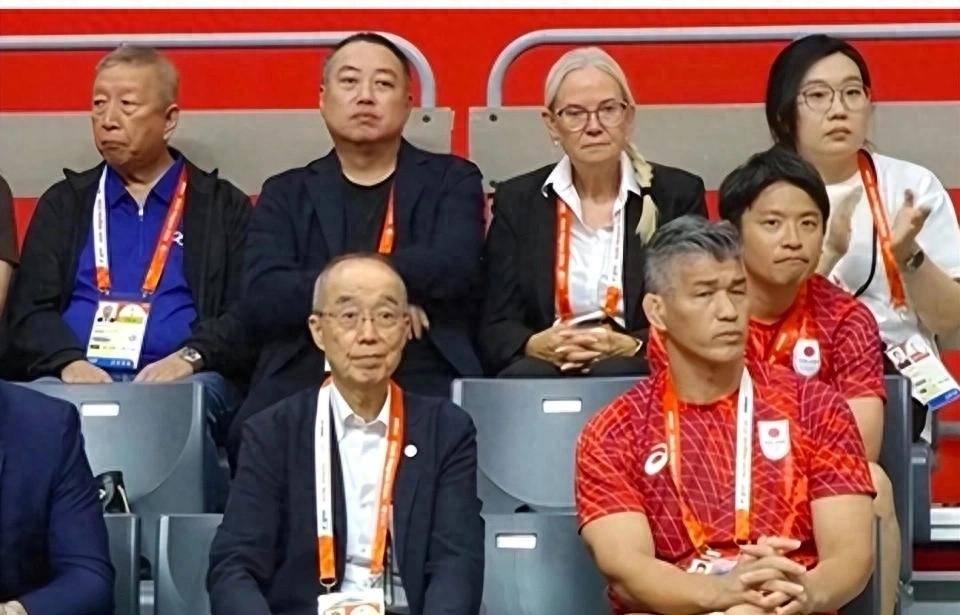 刘国梁面无表情！日官员在他面前疯狂庆祝 网友：他在的时候没输过