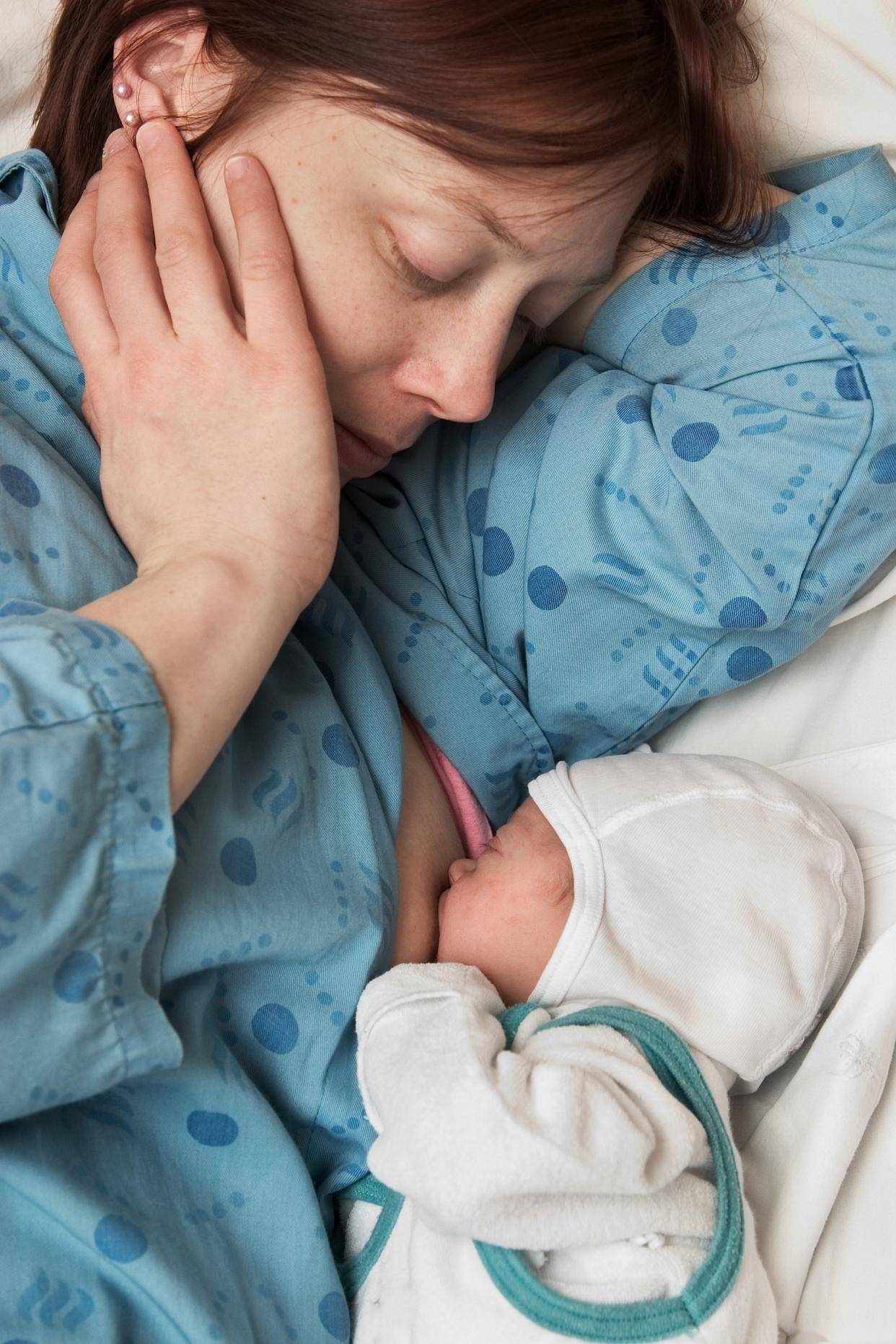 母乳喂养全攻略,新手妈妈堵奶涨奶急哭,手把手教你正确喂奶少走弯路