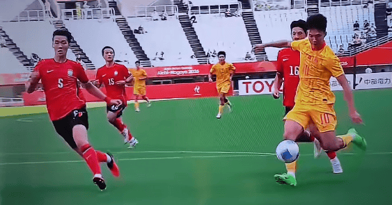 亚运会男足半决赛：王钰栋单刀破门，U23国足半场1-1战平韩国