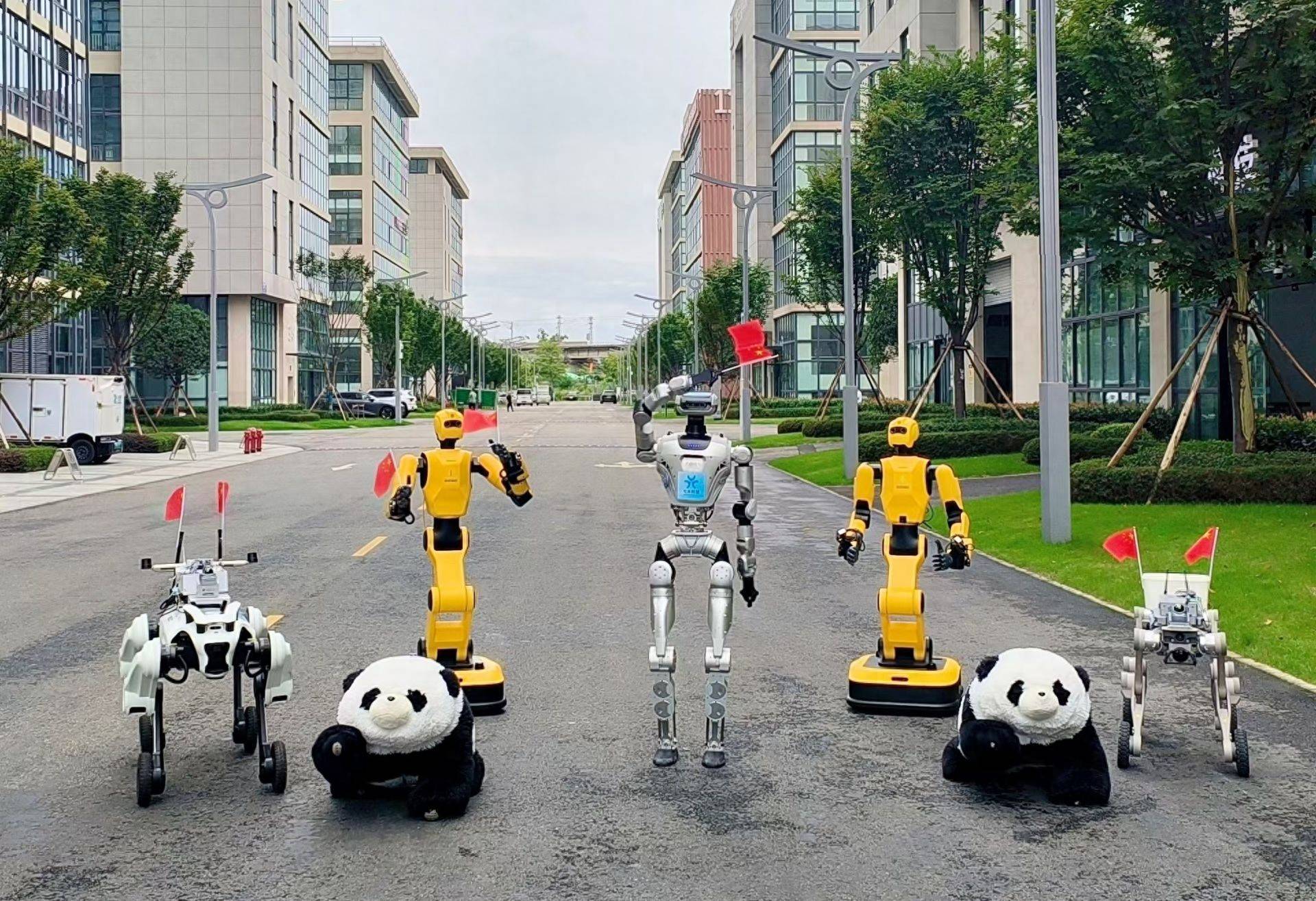 春熙路开打人机乒乓对战！“成都造”具身智能机器人上街迎客