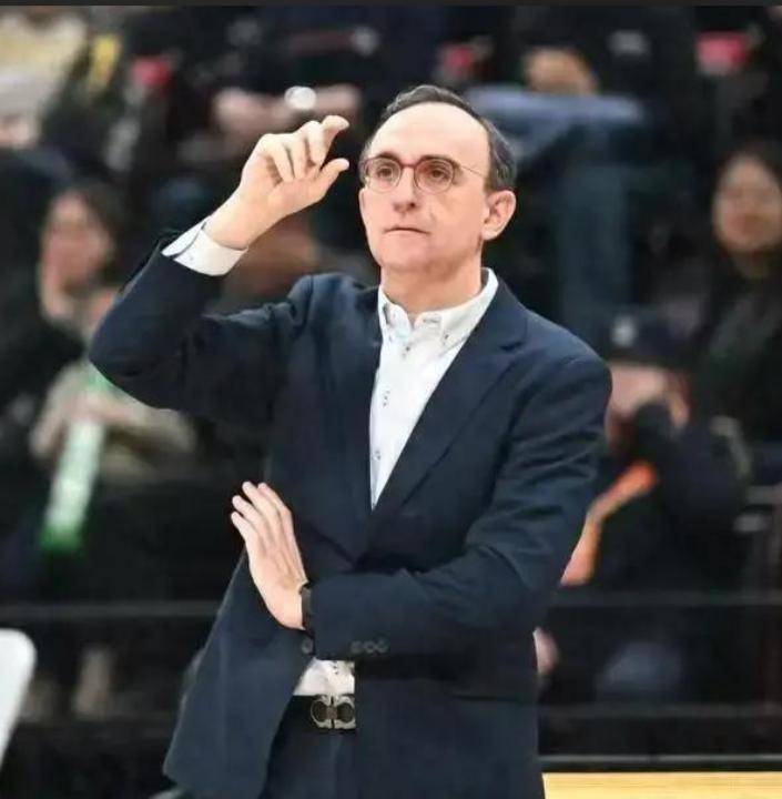 央视直播！山东高速对阵辽宁男篮，邱彪与乌戈赛场斗法，班顿迎来个人首秀