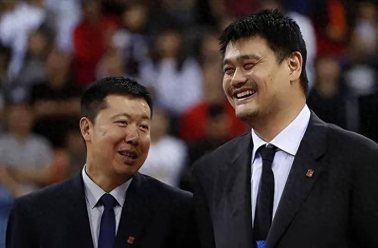 先耽误王治郅，再逼退姚明，为何他让中国篮球倒退了整整二十年？