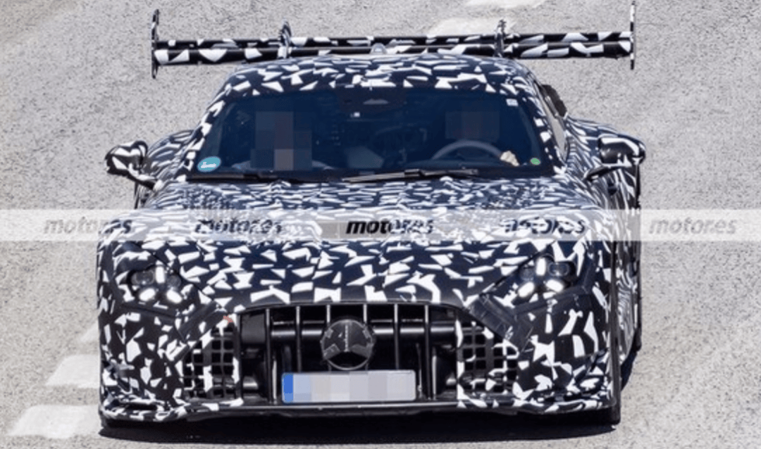 2027款AMG GT Black Series谍照:变四座了!顶级性能猛兽进入量产关键期(图3) 2027款AMG GT Black Series谍照:变四座了!顶级性能猛兽进入量产关键期(图3)