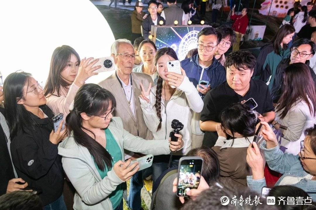 济南大明湖国庆夜,七旬大爷吹萨克斯版‘小苹果’,现场太火爆(图3) 济南大明湖国庆夜,七旬大爷吹萨克斯版‘小苹果’,现场太火爆(图3)