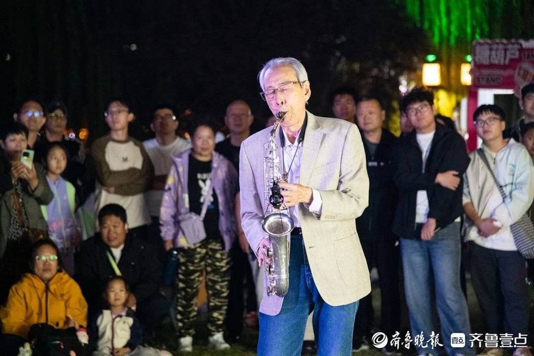 济南大明湖国庆夜,七旬大爷吹萨克斯版‘小苹果’,现场太火爆