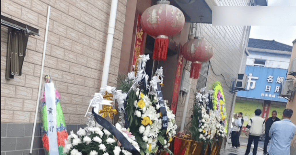 班主任心梗离世 学生自发赶来送行