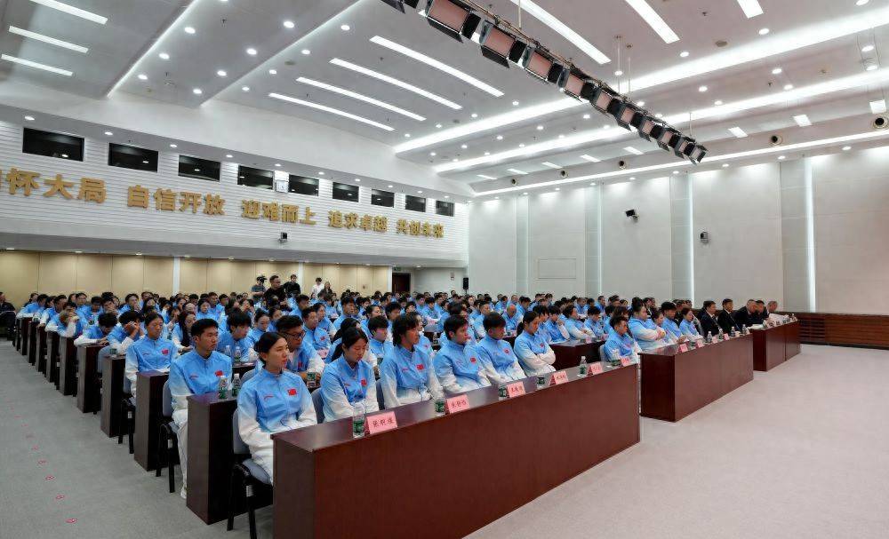 亚运会总结大会：国足扬眉吐气！李昊坐第一排，林诗栋成国乒代表