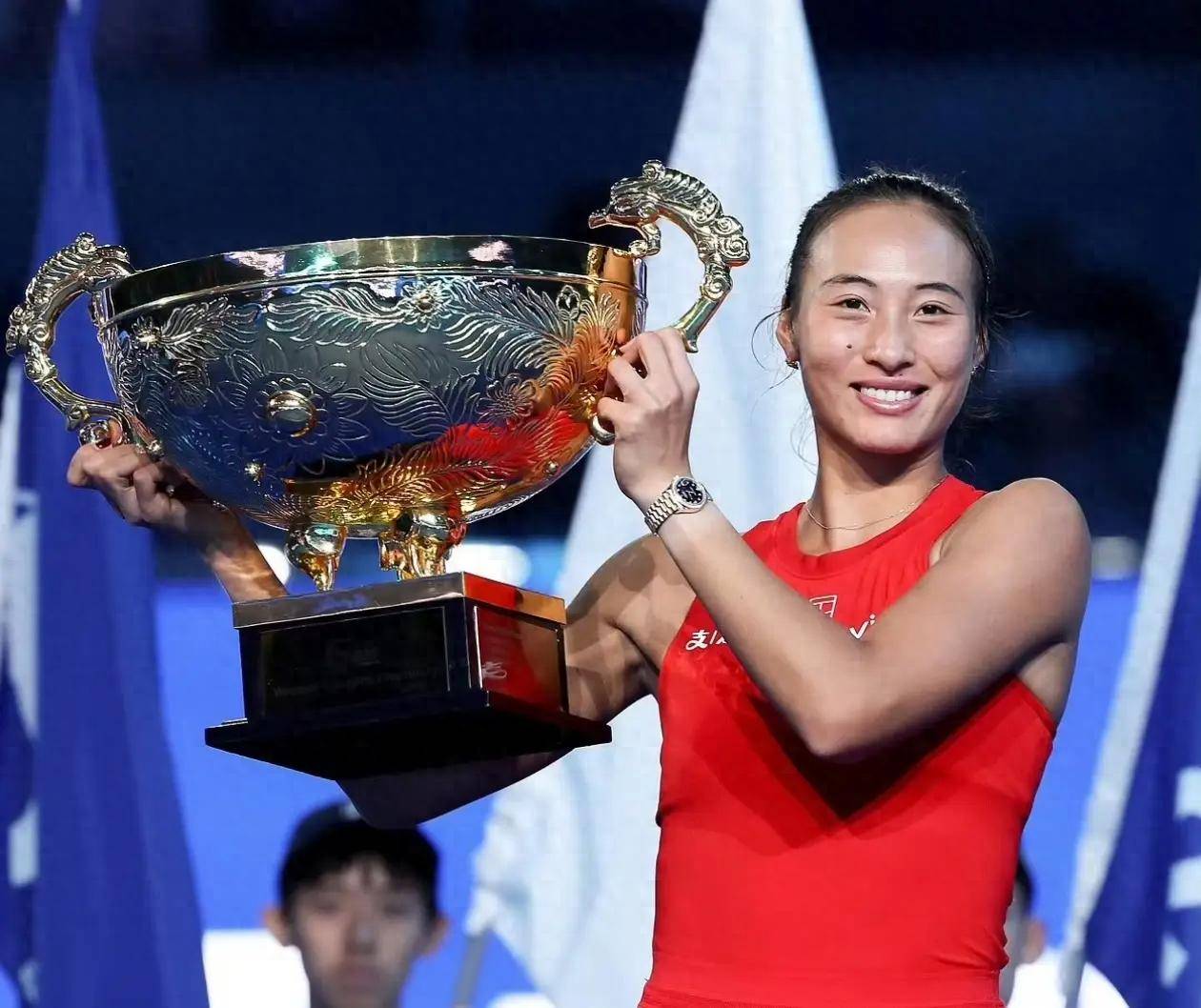 从第160位杀到中网冠军！郑钦文2比0掀翻法网冠军，全场炸了！