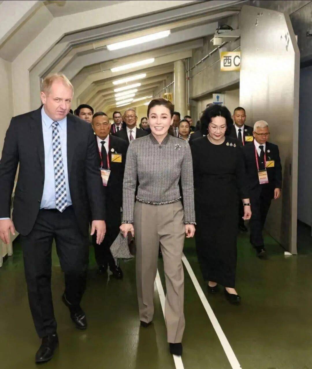 苏提达王后日本观赛！一身灰套装知性优雅，再次换上冰鞋直接上场