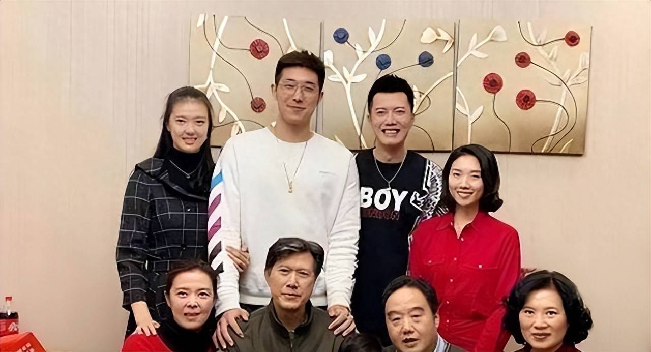 体坛最幸福的富二代，母亲身价过亿，妻子是身高1米93的排球女神