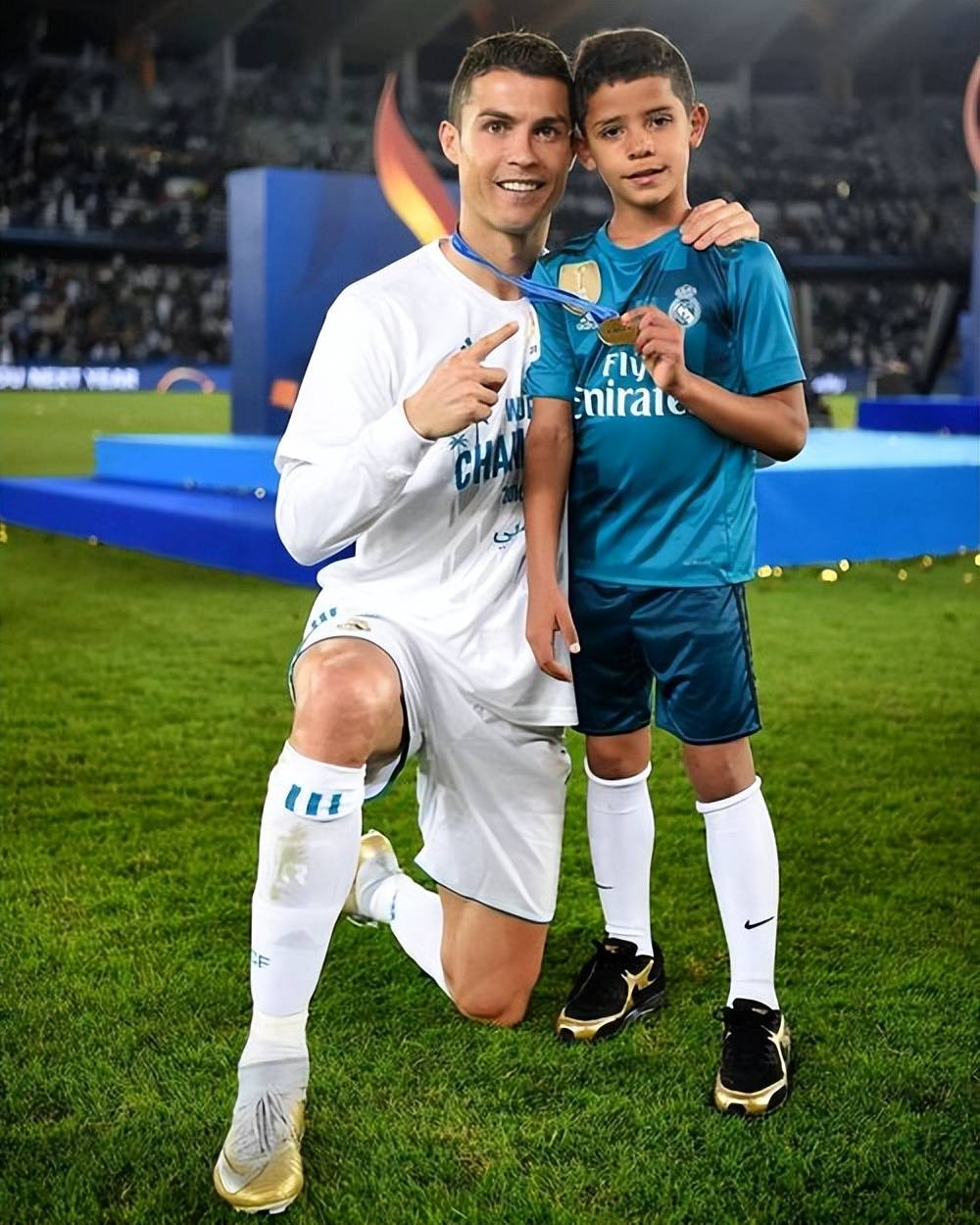 Gallery - Kết quả bỏ phiếu ban đầu giải thưởng Quả bóng vàng cho thấy Cristiano Ronaldo (75%) áp đảo Messi (9%). Liệu việc chi tiền vào các cuộc thăm dò ý kiến ​​có thể quyết định người chiến thắng giải thưởng Quả bóng vàng? - image 18