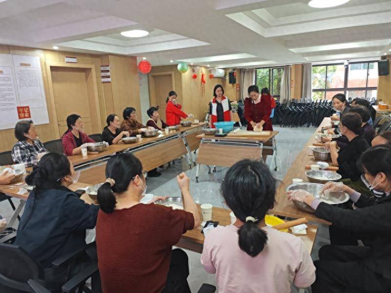 
        开福区清水塘街道社工站开展幸福面点制作活动