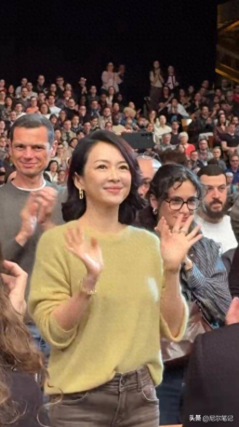 47岁章子怡被偶遇,穿短裙靴子露大长腿