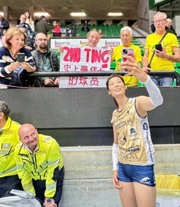 朱婷意甲杀疯了，0失误拿MVP！球迷举牌：朱婷，史上最伟大球员